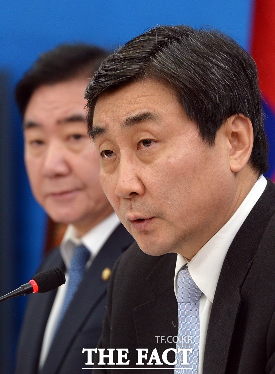 이종걸 더불어민주당 원내대표가 11일 오전 국회에서 열린 정책조정회의에서 정부의 개성공단 가동 전면 중단 방침과 관련해 선거를 앞두고 북풍 전략이 아닌지 의심이 들게 한다고 비판했다./임영무 기자