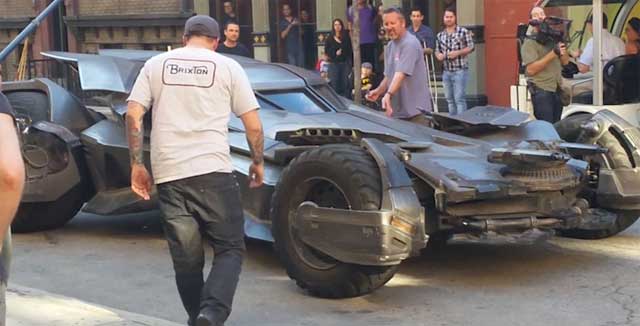 10일(현지 시각) 미국 연예매체 TMZ가 영화 배트맨 대 슈퍼맨: 저스티스의 시작에 등장하는 배트모빌(배트맨카)의 주행 모습을 공개했다. /유튜브 캡처