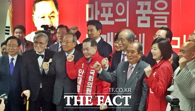 안 최고위원이 지난 1일 서울 마포갑 선거 사무소 개소식에서 참석자들과 함께 파이팅을 외치고 있다./마포=서민지 기자