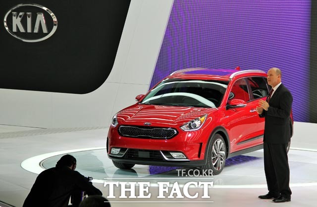 오스 헤드릭 기아차 미국 판매법인 상품전략 담당 부사장이 ‘2016 시카고 오토쇼’ 미디어 행사에서 기아차 친환경 소형 SUV ‘니로’를 설명하고 있는 모습.