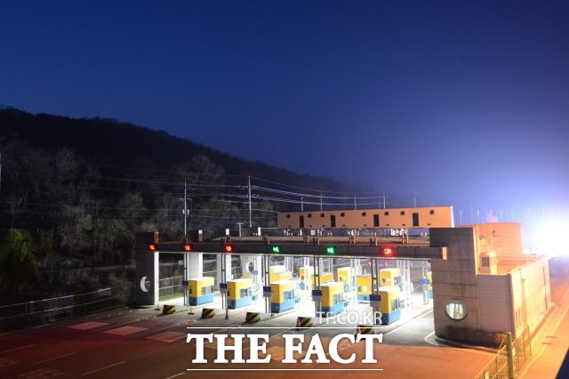 산업통상자원부는 개성공단 가동중단에 따라 우리 측 인력이 무사히 귀환을 마친 2월 11일 23시 53분을 기해 개성공단에 대한 전력공급을 전면 중단했다고 밝혔다. /더팩트DB