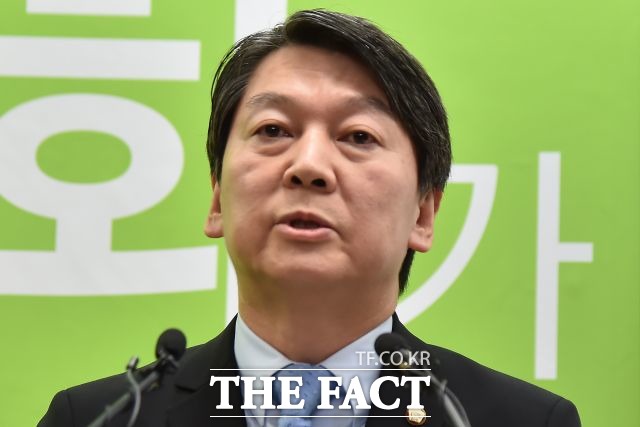 안철수 국민의당 상임 공동대표는 12일 오전 마포 당사에서 최고위원회의를 열고 박 대통령의 정책은 너무 즉흥적이고 감정적이다며 냉탕과 온탕을 오락가락 하고 있다. 준비도 없고 대책도 없고 당연히 미래도 없다고 비판했다./이새롬 기자