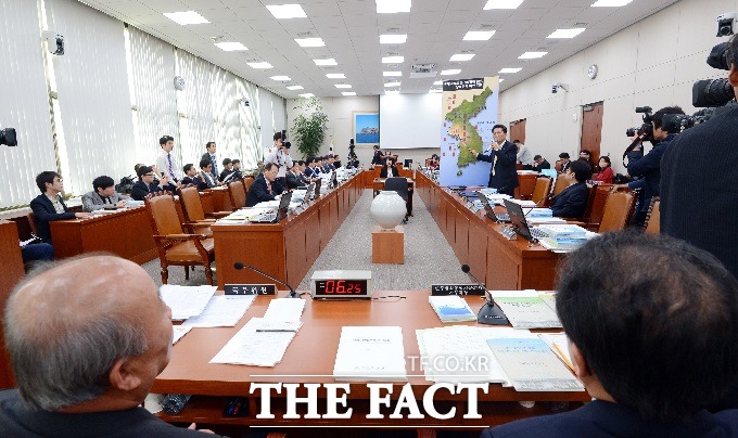 더불어민주당은 12일 오전 10시 30분 개성공단 폐쇄와 관련해 국회 외교통일위원회를 단독 소집할 것으로 알려졌다./더팩트 DB