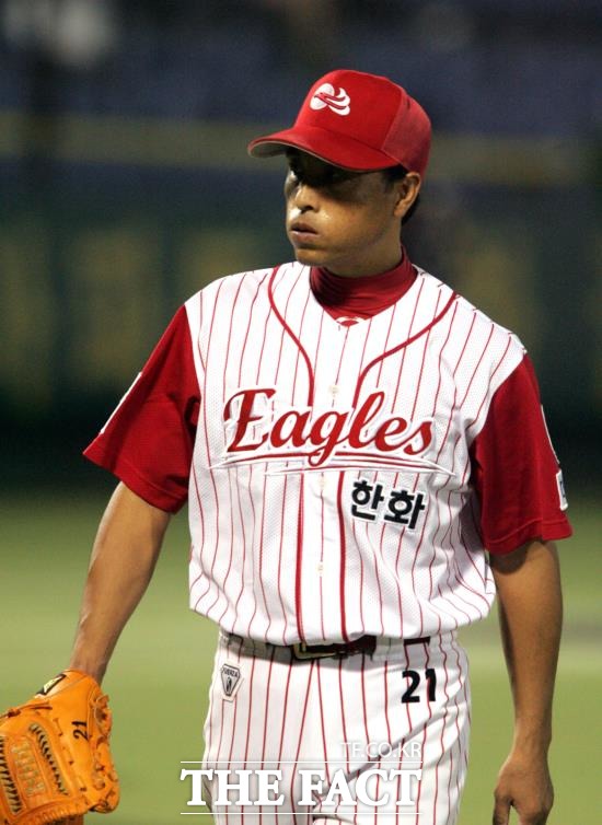 최고령 투수! 송진우는 지난 2009년 9월 43세 7개월의 나이로 마운드에 올라 KBO 리그 최고령 투수 타이틀을 가지고 있다. / 더팩트 DB