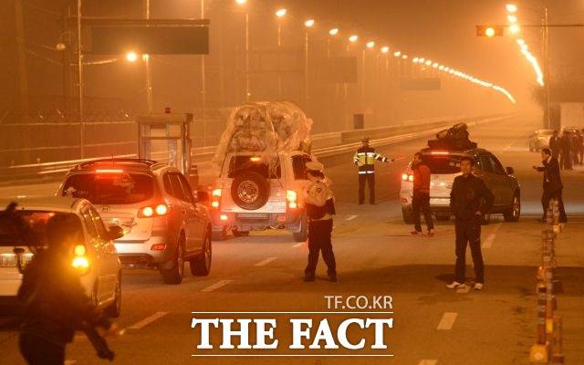 개성공단이 첫 가동 후 12년 만에 사실상 폐쇄됐다. 통일부는 이날 오후 11시 5분께 우리 측 인원 280명이 모두 출경절차를 마치고 도라산 남북출입사무소(CIQ)를 통해 귀환했다고 밝혔다. (자료사진) /더팩트DB