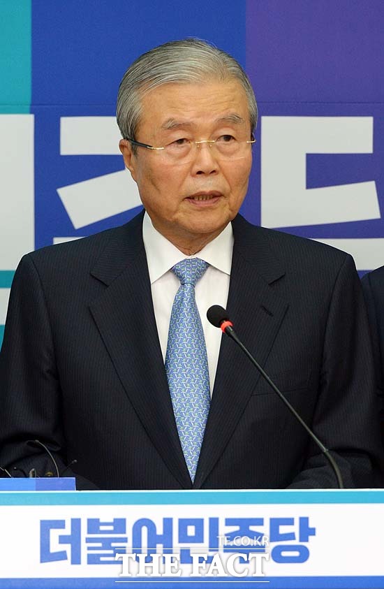 더불어민주당이 12일 비상대책위원회 위원장의 명칭을 비상대책위원회 대표로 대체해 사용하기로 했다. 사진은 김종인 비대위 대표./임영무 기자