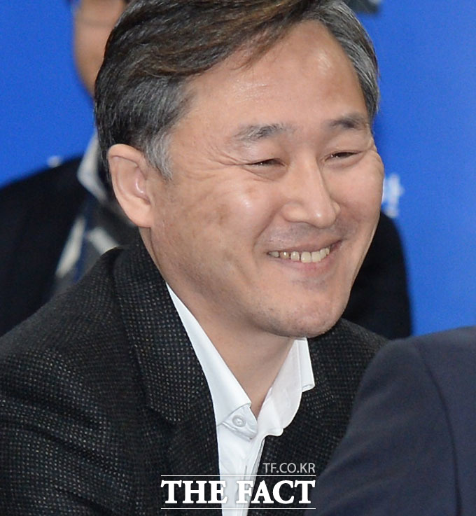 표창원 더불어민주당 비상대책위원이 12일 방송된 JTBC 밤샘토론에서 서울 노원병 출마를 선언한 이준석 전 새누리당 비대위원과 토론 중 흥분한 모습을 보인 데 대해 SNS에 사과의 글을 올렸다./더팩트 DB