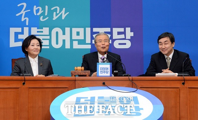 더불어민주당은 13일 홍용표 통일부 장관은 개성공단 자금 핵 개발 전용 증거를 즉각 공개하라고 요구했다./임영무 기자