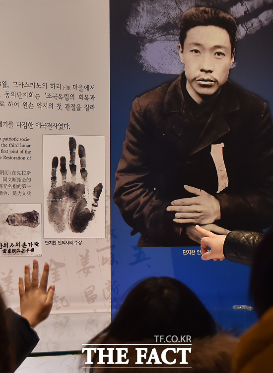 얼마나 아팠을까? 14일 오전 서울 용산구 후암동 안중근의사기념관을 찾은 학생들이 안 의사의 단지 손바닥 앞에서 자신의 손바닥을 들어보이고 있다.