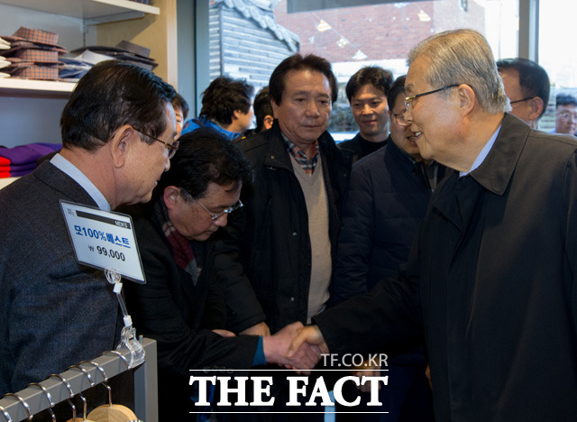 김종인(오른쪽) 더불어민주당 비상대책위원회 대표가 협동조합 관계자들과 악수하고 있다.