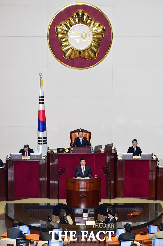 제340회 국회 (임시회) 제2차 본회의가 15일 오전 서울 여의도 국회의사당에서 열린 가운데 새누리당 원유철 원내대표가 교섭단체 대표 연설을 하고 있다. /배정한 기자