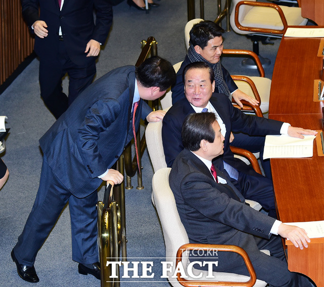 새누리당 최경환(왼쪽) 의원과 서청원 의원이 대화를 하고 있다. 한편 김무성 대표는 최경환 의원을 외면하고 있다.