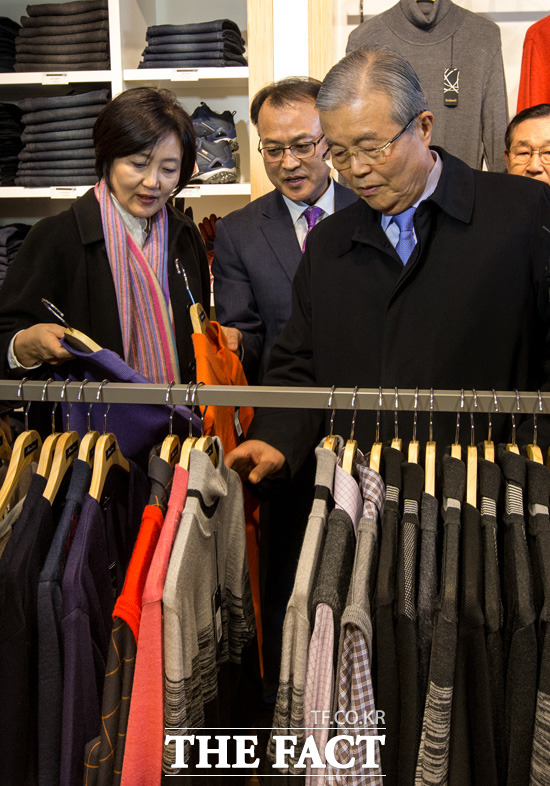 김종인(오른쪽) 더불어민주당 비상대책위원회 대표가 박영선 의원과 함께 다양한 상품들을 둘러보고 있다.