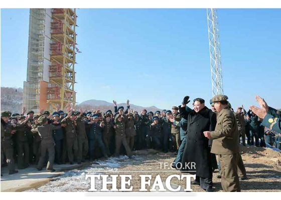 김정은 북한 제1국방위원장이 지난 7일 장거리 미사일 발사 후 군인들과 인사를 나누고 있다. /북한 노동신문 갈무리