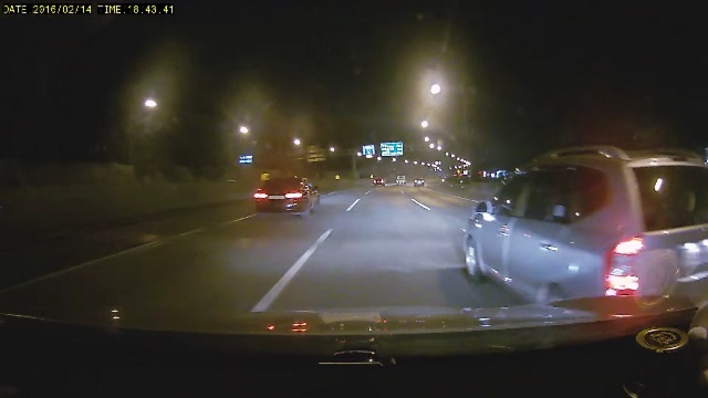 14일 오후 6시 43분께 대전 신탄진을 10km 남긴 지점에서 카니발 차량이 끼어들기 보복운전을 하고 있다. /유튜브 영상 캡처