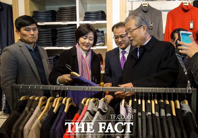김종인(오른쪽) 더불어민주당 비상대책위원회 대표가 박영선 의원과 함께 다양한 상품들을 둘러보고 있다.