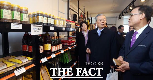 김종인(왼쪽 두번째) 더불어민주당 비상대책위원회 대표가 박영선(왼쪽) 의원과 함께 상품을 고르고 있다.