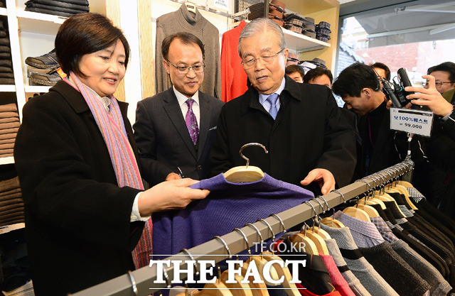 김종인(오른쪽) 더불어민주당 비상대책위원회 대표가 박영선 의원과 함께 상품을 고르고 있다.