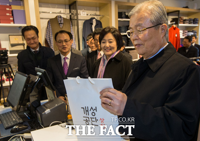 김종인(오른쪽) 더불어민주당 비상대책위원회 대표가 상품을 구입하고 있다.