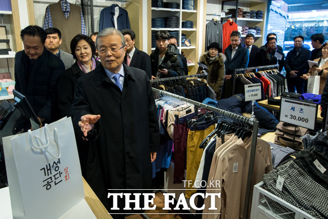 김종인 더불어민주당 비상대책위원회 대표가 매장을 둘러보고 있다.