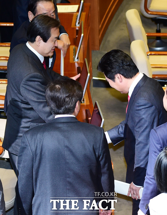 새누리당 원유철 원내대표가 교섭단체 대표 연설을 마친 뒤 김무성(왼쪽) 대표와 악수를 하고 있다.