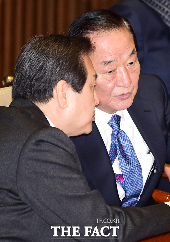 새누리당 김무성 대표와 서청원 최고위원이 대화를 하고 있다.