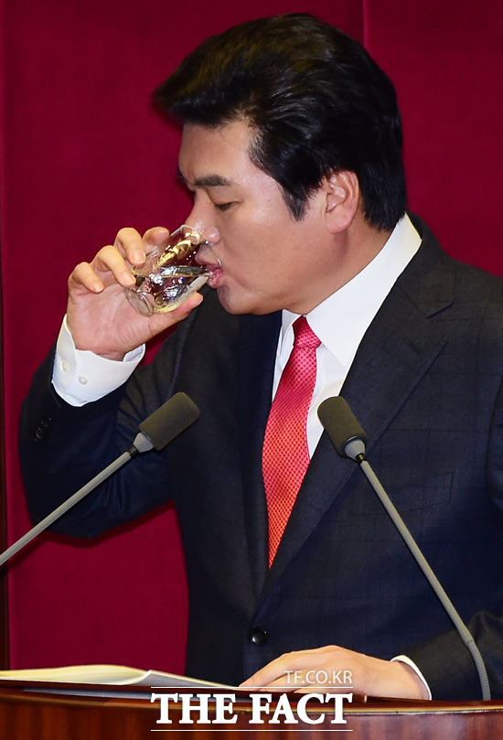 새누리당 원유철 원내대표가 교섭단체 대표 연설 도중 물을 마시고 있다.