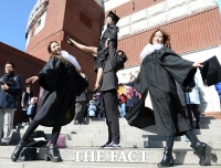 [TF클릭] 이색 포즈 총 출동 '진정한 대학 졸업식 사진'