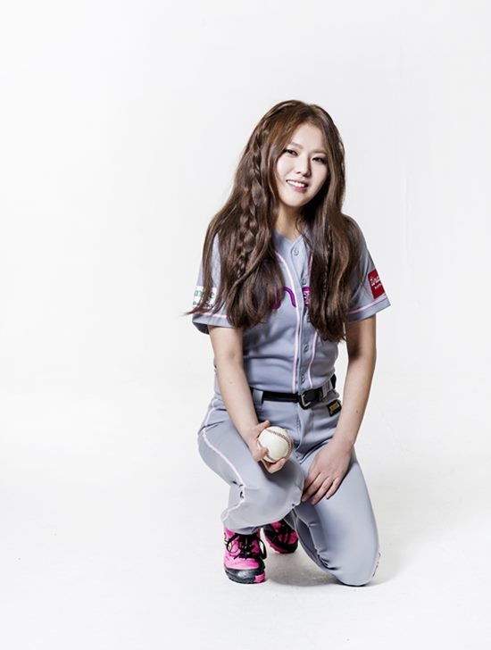 야구 유니폼을 입고 미모를 자랑한 지세희. 가수 지세희의 공식 페이스북에 올라온 사진이 관심을 받고 있다. /지세희 페이스북