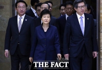 [TF클릭] 국정연설 앞둔 박근혜 대통령, '차분한 본회의장 이동'