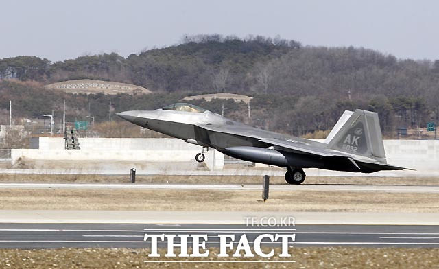 최근 남북 관계가 긴장감이 고조되고 있는 가운데 17일 오전 경기도 평택시 오산공군기지에서 스텔스 전투기 F-22랩터가 착륙을 하고 있다.