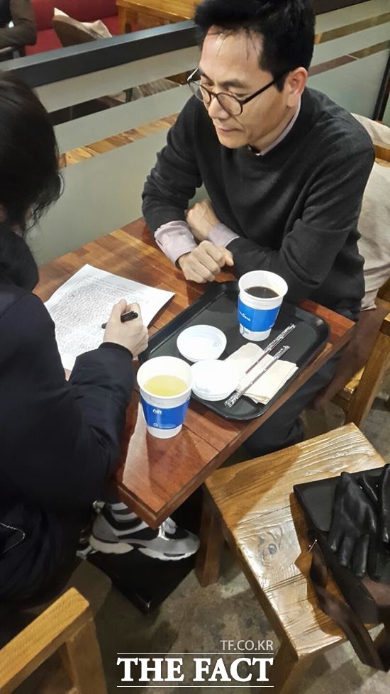 김정은과 결혼을 앞둔 예비신랑 박씨의 전 아내 A씨는 김정은이 그를 만난 3년 전부터 가정불화를 겪은 것으로 알려졌다. A씨의 지인인 U씨는 <더팩트>와 만난 자리에서 두 사람은 양육권 및 재산분할 소송을 거쳐 이혼했다고 밝혔다. /강일홍 기자