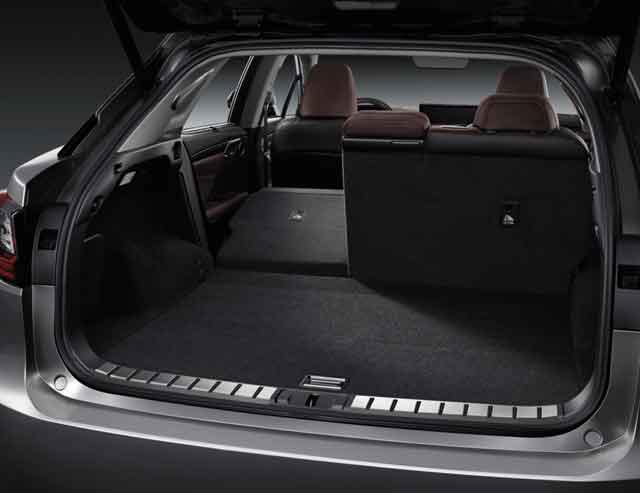 트렁크 공간은 공프백 4개를 여유롭게 실을 수 있으며, 렉서스 최초로 적용된 터치리스 파워 백도어는 사용자가 렉서스 엠블럼 근처에 손을 대면 트렁크가 열린다.