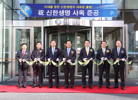 신한생명은 서울 중구 장교동에 새로 마련한 신한L타워에서 새로운 도약을 시작한다고 밝혔다.