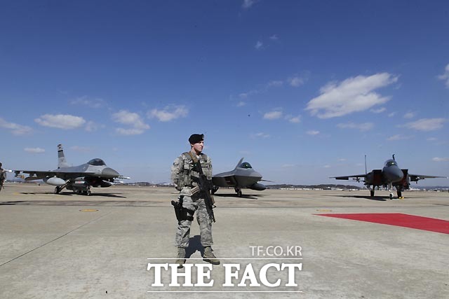 17일 오전 경기도 평택시 오산공군기지에 스텔스 전투기 F-22랩터(가운데)가 착륙해 있다. F-16, 스텔스 전투기 F-22랩터, F-15K 전투기가 공개되고 있다