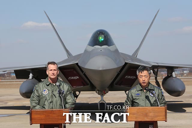 이왕근 공군작전사령관(오른쪽)과 테런스 오샤너시 주한 미 7공군사령관이 17일 오후 세계 최강 스텔스 전투기인 F-22 랩터 4대가 오산공군기지에 도착한 직후 기자회견을 갖고 있다.