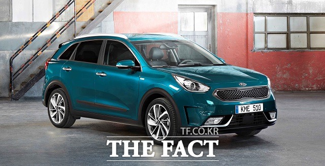 17일(현지시각) 기아자동차는 유럽 현지에서 기자단을 초청해 오는 3월 예정된 2016 제네바 모터쇼에 출품 예정인 소형 스포츠유틸리티차량(SUV) 니로와 신형 K5 플러그인 하이브리드, 신형 K5 스포츠왜건 등 신차 3개 차종을 공개했다. / 기아자동차 제공