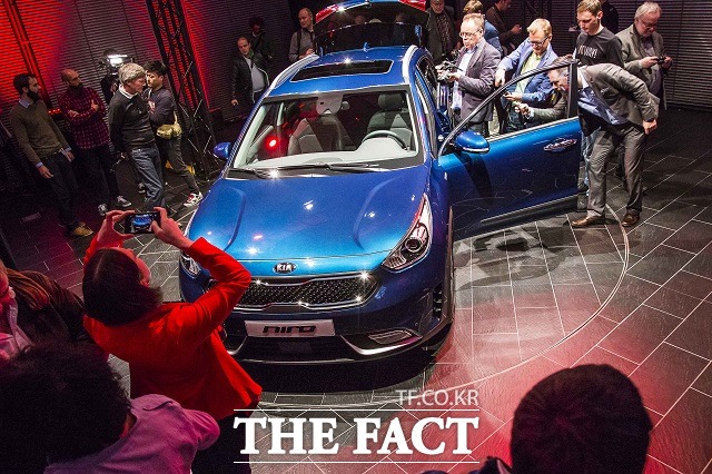 기아자동차는 자사 최초의 소형 SUV이자 국내 최초의 하이브리드 SUV 니로를 올해 유럽시장에 출시해 친환경차 시장을 공략할 예정이다.