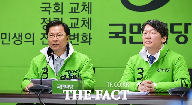 천정배(왼쪽) 국민의당 공동대표가 지난 12일 오전 서울 마포구 국민의당 당사에서 열린 개성공단 폐쇄 관련 간담회에 참석해 발언하는 모습./배정한 기자
