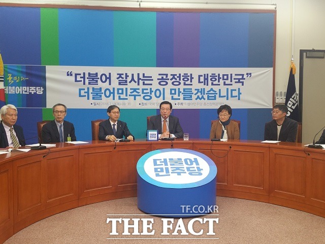 이용섭(가운데) 더불어민주당 총선공약단장이 18일 국회에서 기자간담회를 열고 4·13 총선 공약의 목표와 3대 비전을 발표하고 있다./국회=신진환 기자