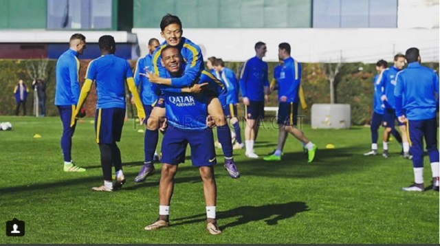 바르사 B 훈련 합류! 이승우가 19일 인스타그램에 호베르트 곤살베스에 업혀 환히 웃고 있는 사진을 공개했다. / 이승우 인스타그램 캡처