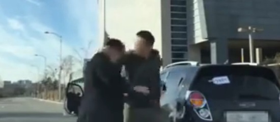 한 남성이 여성 운전자에게 보복 운전을 하며 폭력을 행사하다, 여성의 옆에 타고 있던 남자 친구에게 뒷목이 잡혀 겁에 질려하고 있다./유튜브 영상 캡처