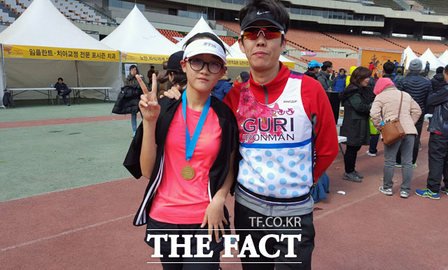 10km 코스에 참여한 철인경기 선수 이상훈(오른쪽)씨와 그의 딸 이채은 양 / 잠실=권오철 기자
