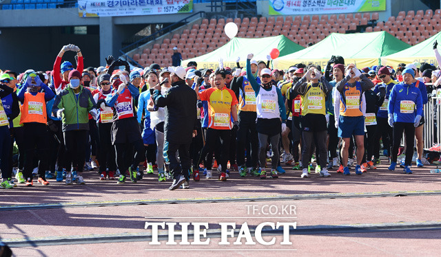 THE FACT와 함께하는 아! 고구려 역사지키기 마라톤대회 참가자들이 출발 전 파이팅을 외치고 있다.