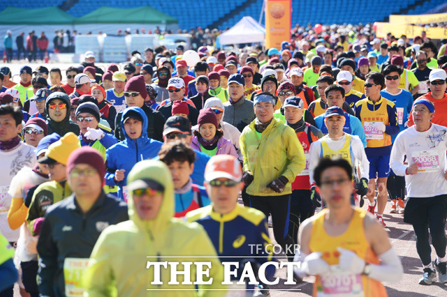 THE FACT와 함께하는 아! 고구려 역사지키기 마라톤대회 참가자들이 결승점을 향해 출발을 하고 있다.