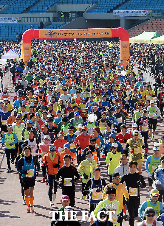 21일 오전 10시 서울 송파구 잠실종합운동장 주경기장에 모인 THE FACT와 함께하는 아! 고구려 역사지키기 마라톤대회 참가자들이 힘차게 출발하고 있다. / 잠실 = 이효균 기자