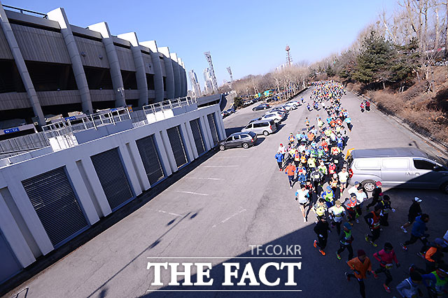THE FACT와 함께하는 아! 고구려 역사지키기 마라톤대회에서 참가자들이 주경기장을 빠져나가고 있다.