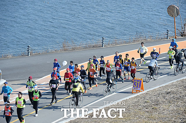 21일 오전 10시 서울 송파구 잠실종합운동장 주경기장에서 THE FACT와 함께하는 아! 고구려 역사지키기 마라톤대회를 개최해 참가자들이 한강 코스를 달리고 있다.