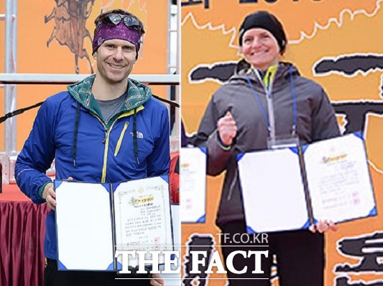 10km 코스 남자부문과 하프코스 여자부문에서 조나단 베켓(왼쪽)씨와 사라 구드로 씨가 각각 33분 46초, 1시간 36분 22초의 기록으로 1위에 오르며 외국인 선수의 저력을 뽐냈다.