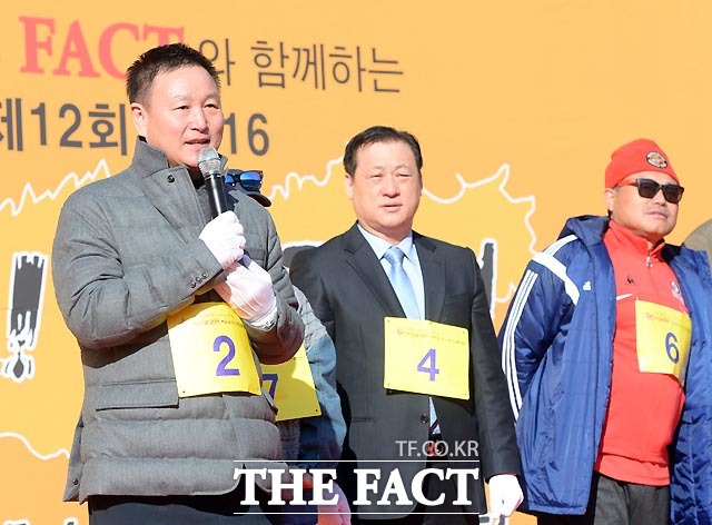 허정무 한국프로축구연맹 부총재(왼쪽)가 21일 서울 송파구 잠실종합운동장 주경기장에서 열린 아! 고구려 역사지키기 마라톤 대회에 참석해 인사말을 하고 있다. /잠실=이효균 기자